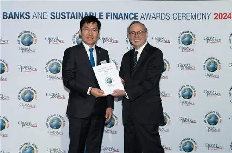 김형일 IBK기업은행 전무(왼쪽)가 지난 4월 30일 영국 런던 걸킨에서 열린 글로벌파이낸스 주관 지속가능금융 시상식에서 기업은행을 대표해서 조셉 히라푸토(Joseph Giarraputo) 글로벌파이낸스 창립자로부터 지속가능금융상을 받았다. [출처: IBK기업은행]