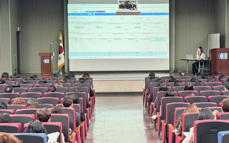 2일 부산상공회의소에서 열린 더존비즈온의 ‘2023년 귀속 종합소득세 신고 오프라인 교육’에서 참석자들이 인공지능(AI) 비서 ‘ONE AI’를 활용한 세무 업무 혁신에 관한 설명을 청취하고 있다.