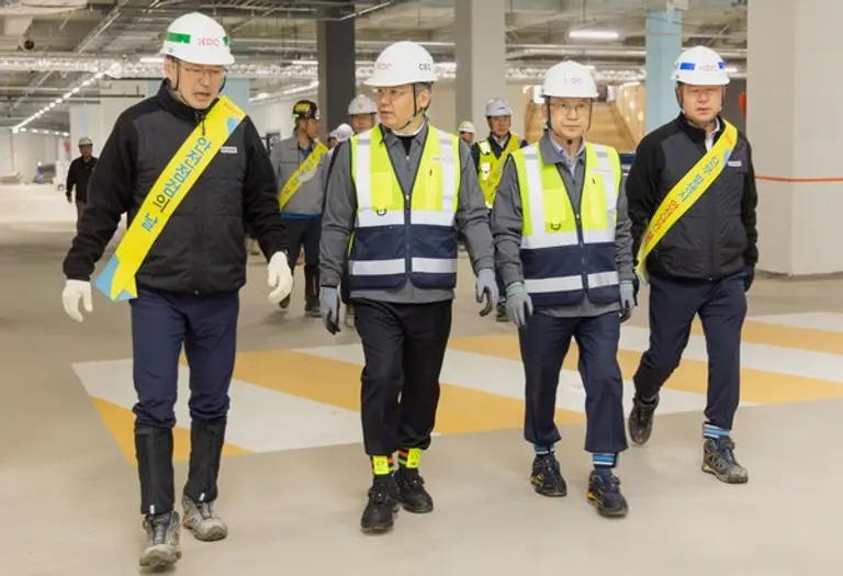 HDC현대산업개발 경영진이 건설현장을 방문해 안전점검을 실시했다. 사진 왼쪽부터 박준용 의왕초평지구 지식산업센터 현장소장, 최익훈 HDC현대산업개발 대표, 조태제 HDC현대산업개발 대표 (사진. HDC현대산업개발)