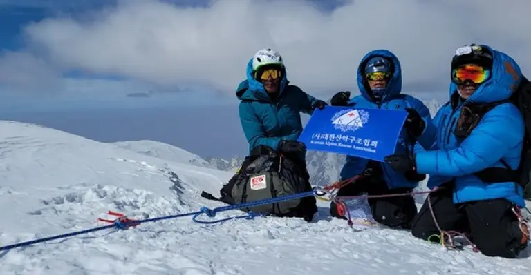 쥬길1봉 정상 등정사진. 사진 왼쪽부터 엄태철·백종민·김동진 대원. 촬영 구은수 등반대장 (사진제공. 대한산악구조협회)