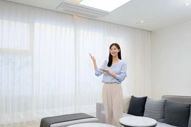 삼성전자 모델이 비스포크 AI 무풍 시스템에어컨 인피니트 라인을 소개하고 있는 모습