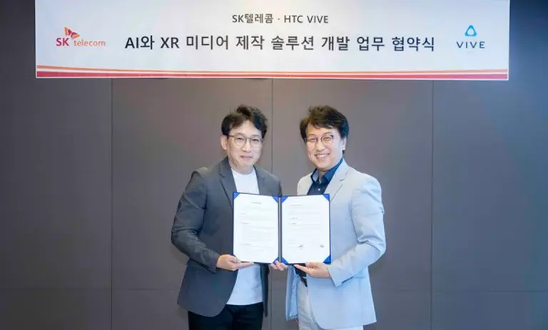 HTC 코리아 백승배 지사장(사진 왼쪽)과 SKT 김혁 미디어제휴 담당이 SK T타워에서 업무협약을 체결하는 모습