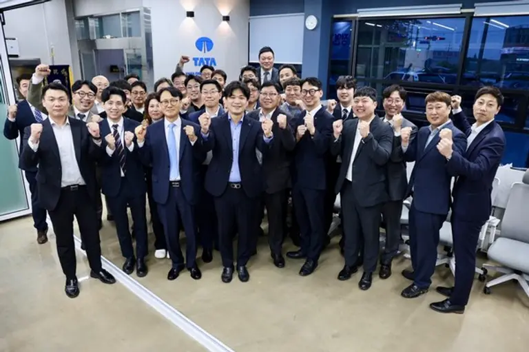 정연기 우리금융캐피탈 대표이사(앞줄 왼쪽 세 번째)는 지난 7일 최용해 타타대우상용차 충청서부대리점 대표(앞줄 왼쪽 네 번째)와 간담회를 갖고, 충청서부대리점 직원들을 격려했다. [출처: 우리금융캐피탈]