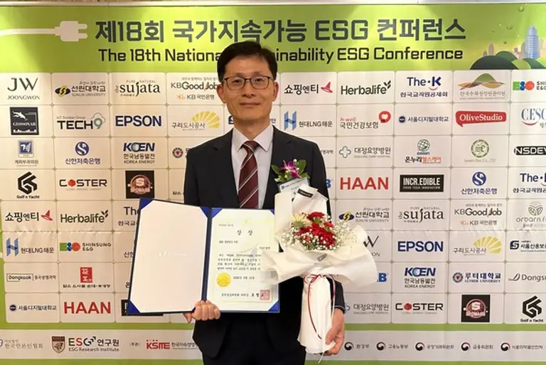 제18회 국가지속가능 ESG 컨퍼런스에서 동반성장위원장상’을 수상한 티알엔 한상욱 대표이사가 기념촬영을 하고 있다. (사진. 태광그룹)