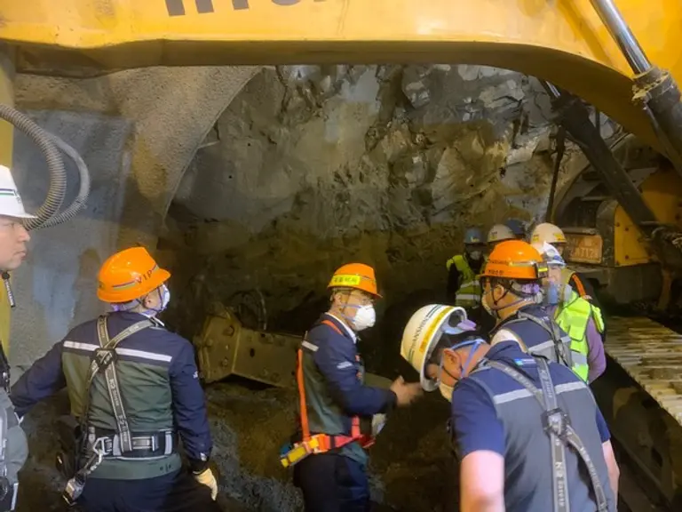 전재식 대표이사(왼쪽 두 번째)와 경영진이 서울지하철 9호선 4단계 3공구 현장을 방문해 수방대비 안전사항을 점검하고 있다. (사진제공. 한신공영)