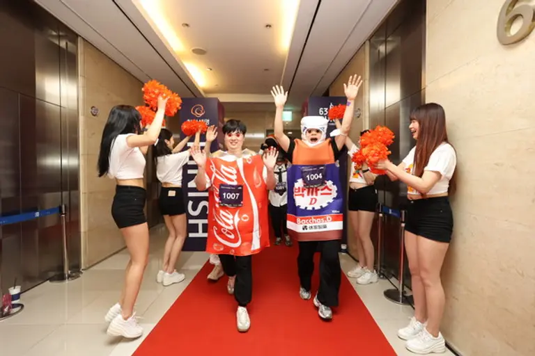 지난 2023년 6월 63빌딩에서 열린 제19회 한화생명 시그니처 63 런 마라톤 대회에서 참가자들이 결승선을 통과했다. [출처: 한화생명]