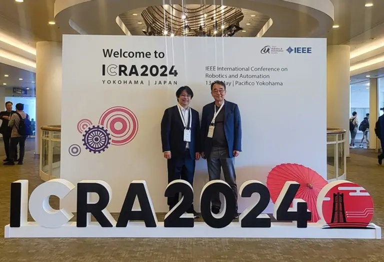 서일홍 한양대 명예교수 겸 코가로보틱스 대표(오른쪽)와 김예성 디지스트 전기전자컴퓨터공학과 교수가 14일 일본 요코하마에서 열린 세계 최대 로봇학회 ICRA(International Conference for Robot & Automation) 연례회의에서 초차원연산 논문을 발표했다. [출처: 코가로보틱스]