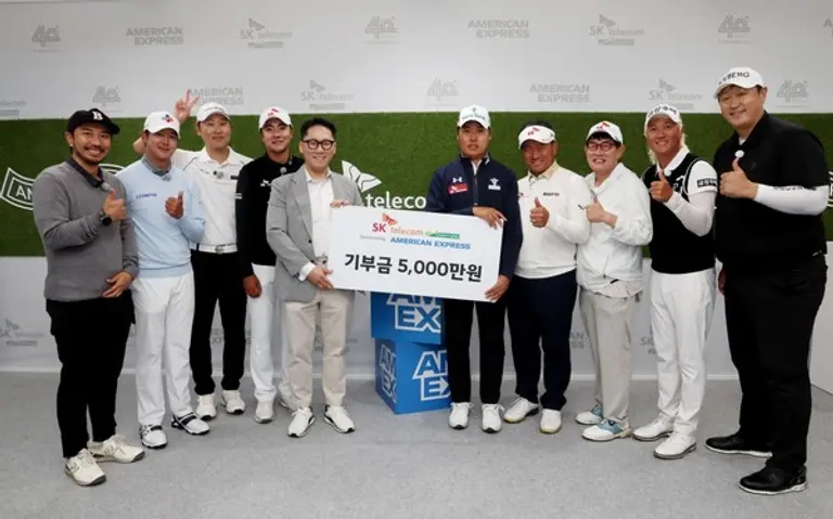 15일 ‘SK텔레콤 채리티 오픈’ 후원사인 아메리칸익스프레스 코리아 김유승 대표가 이승민 프로에게 기부금을 전달하고 있다. 왼쪽부터 심짱(심서준), 최승빈, 윤석민, 김한별, 김유승 대표이사, 이승민, 최경주, 이경규, 허인회, 이대호