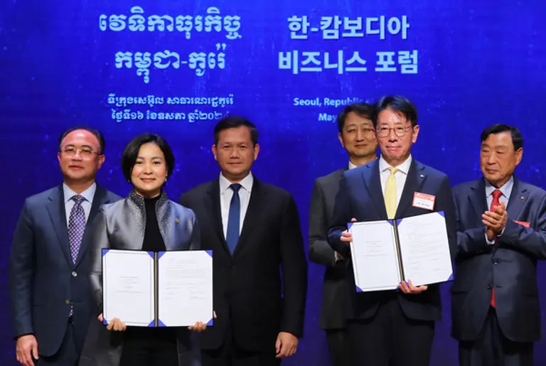 찌아 세레이 캄보디아 중앙은행 총재(왼쪽 2번째)와 이재근 KB국민은행장(오른쪽 2번째)이 지난 16일 서울 중구 대한상공회의소에서 국가간 QR코드 기반 지급결제시스템 구축 및 운영을 위한 업무협약을 체결했다. [출처: KB국민은행]