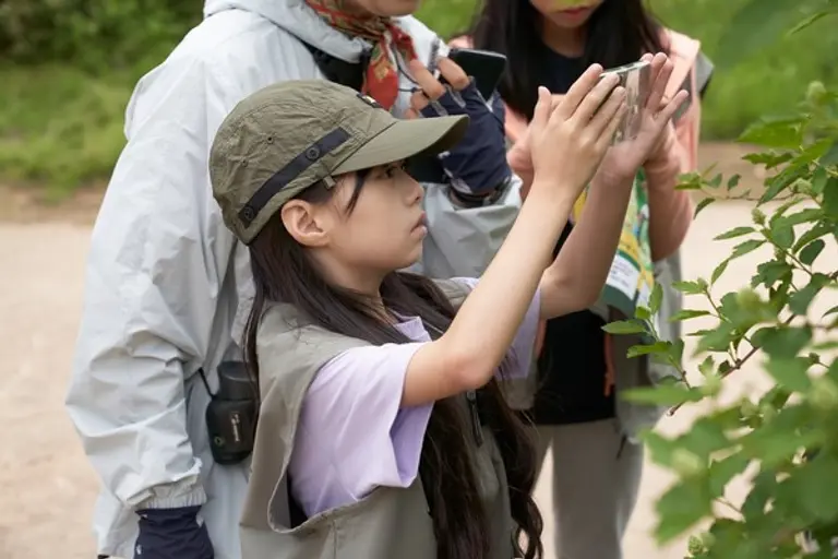 내셔널지오그래픽 어패럴 키즈 탐험대에 참가한 어린이과 자생식물을 관찰하고 있다. (사진제공. 더네이쳐홀딩스)