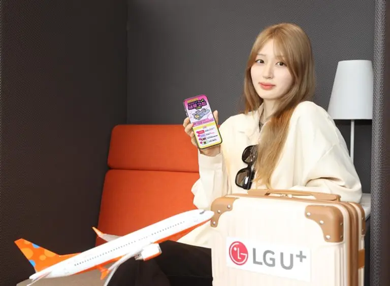 LG유플러스 직원이 ‘당신의 U+ 새로고침’ 이벤트를 소개하는 모습