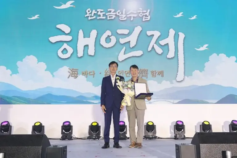 지난 4월 30일 완도금일수협 해연제에서 농심이 공로패를 수상하고 있다. 사진 좌측부터 금일어촌계장 단장 곽상운, 농심 ESG경영팀장 손근학.