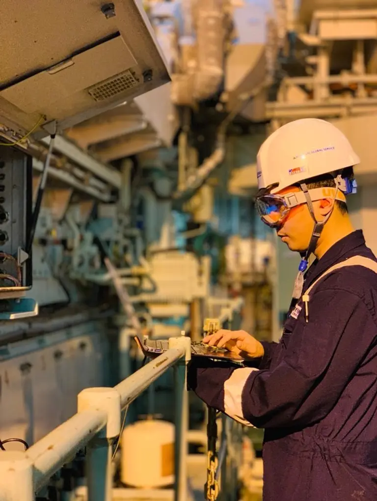 HD SmartCare 부산 센터 직원이 선박 방문 점검 서비스를 제공하고 있다