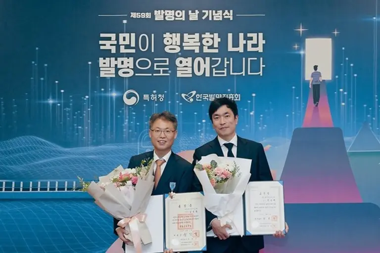 제59회 발명의 날 기념식 포상에서 철탑산업훈장을 수상한 SK하이닉스 D램개발 담당 김종환 부사장(왼쪽)과 국무총리표창을 수상한 D램코어디자인 김웅래 팀장