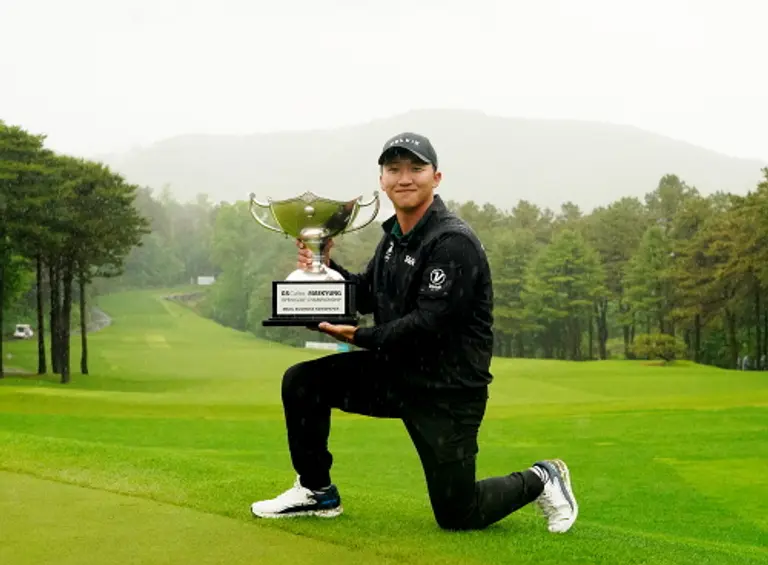 GS 칼텍스 매경오픈에서 우승을 차지한 김홍택 프로가 스케쳐스 골프화 ‘고 골프 맥스 3’를 착용하고 있다.(사진 제공: 스케쳐스)