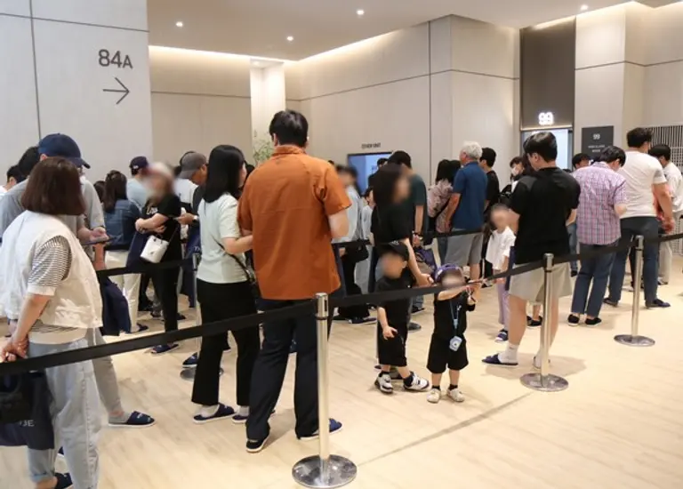 오산세교 한신더휴 견본주택을 찾은 인파로 대기줄이 길게 늘어섰다. (사진제공. 한신공영)