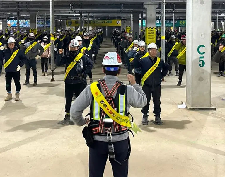 동부건설 현장 임직원들이 안전구호를 외치고 있다. (사진제공. 동부건설)