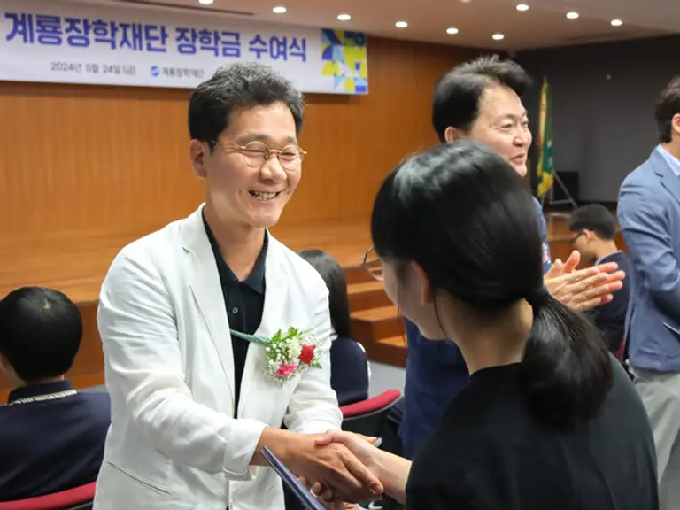 이승찬 계룡장학재단 장학증서와 장학금을 전달하고 있다 (사진제공. 계룡장학재단)