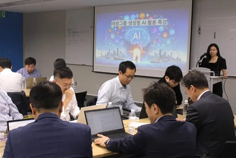 태광그룹 경영협의회 임직원들이 챗GPT 활용을 주제로 열린 특강을 듣고 있다.(사진제공. 태광그룹)