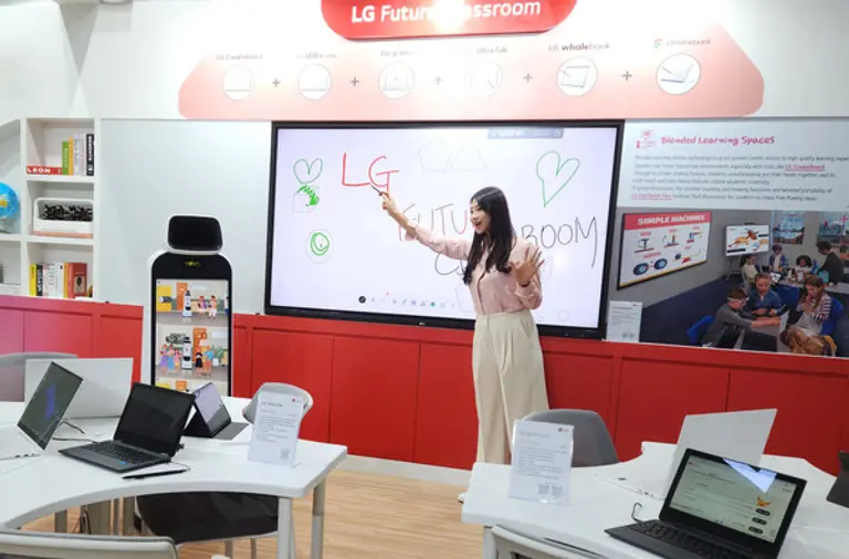 AI 노트북 ‘LG 그램’을 비롯해 교육용 IT 기기, 전자칠판, AI 클로이(CLOi) 로봇 등으로 조성된 LG전자 미래교실 공간.