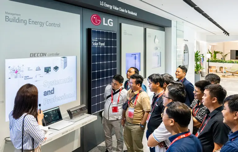 컨설턴트들이 마곡 LG 사이언스 파크를 방문해서 LG전자의 건물 에너지 관리 솔루션(비컨)을 소개받고 있다.