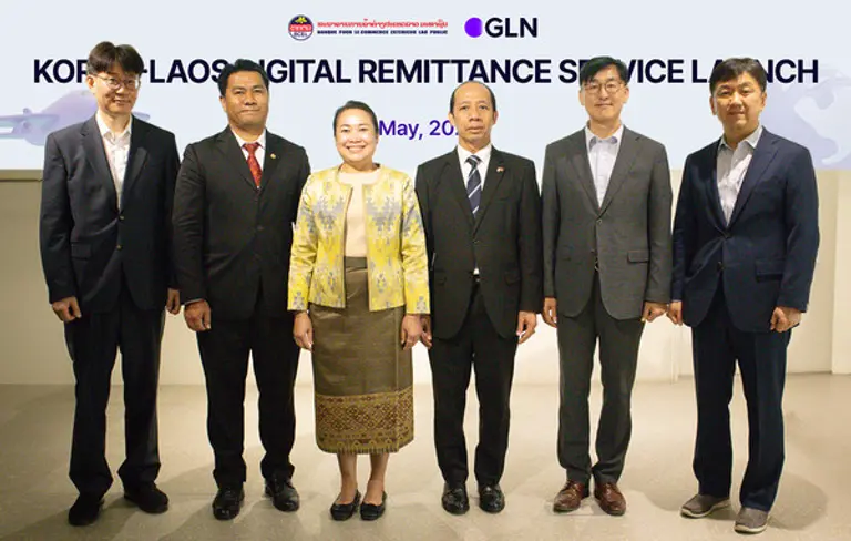 30일 서울 역삼동 GLN 인터내셔널 본사에서 열린 라오스 해외송금 서비스 출시 기념식에 김경호 GLN 인터내셔널 대표(오른쪽 두 번째), 사이사몬 찬사착(Saysamone Chanthachack) 라오스 BCEL 은행장(오른쪽 네 번째), 알룬콘 볼롬마봉(Alounkone Boulommavong) 주한 라오스 대사관 공사참사관(오른쪽 세 번째)이 참석했다. [출처: 하나은행]
