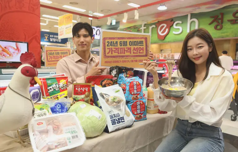  5월 30일 오전 이마트 청계천점에서 모델들이 