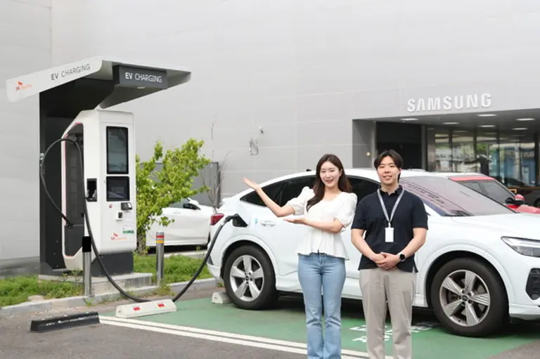 삼성스토어 모델이 삼성스토어 김포본에 설치된 전기차 충전소를 소개하고 있는 모습