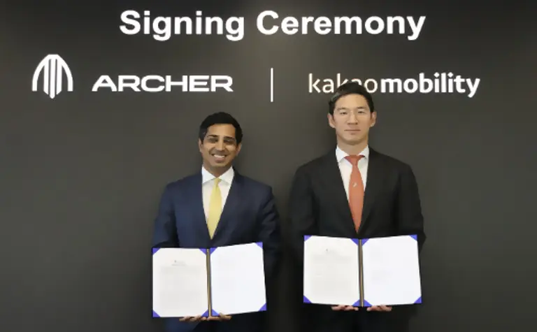 장성욱 카카오모빌리티 미래이동연구소장(오른쪽)과 니킬 고엘 아처 CCO