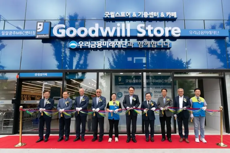 우리금융그룹 우리금융미래재단과 밀알복지재단이 지난 30일 광주광역시에 굿윌스토어 밀알광주MBC옛터점을 개점했다. 왼쪽부터 GIK(한국굿윌산업협회) 유영균 상임대표, 전주대학교 차종순 이사장, 밀알복지재단 정형석 상임대표, 밀알복지재단 홍정길 이사장, 굿윌스토어 밀알광주MBC옛터점 한서정 직원, 우리금융지주 장광익 부사장, 광주광역시 동구청 배복환 부구청장, 굿윌스토어 광주후원회 이박행 목사, 굿윌본부 한상욱 총괄본부장, 굿윌스토어 밀알광주MBC옛터점 김승배 원장이 테이프를 커팅하고 있다. [출처: 우리금융그룹]