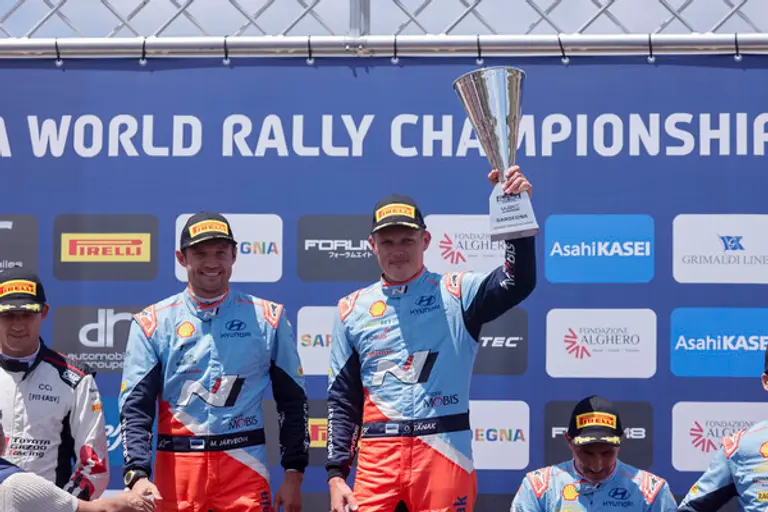 현대자동차가 2024 WRC 이탈리아 랠리에서 올해 세 번째 우승컵을 들어 올리며 시즌 우승을 향한 힘찬 발걸음을 이어갔다.