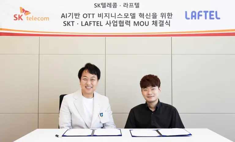 라프텔 여의도 본사에서 김혁 SKT 미디어제휴 담당(왼쪽)과 박종원 라프텔 대표가 업무협약을 체결했다.
