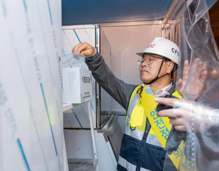 김회언 HDC현대산업개발 대표이사가 혹서기 대비 식염 포도당 비치 여부를 확인하고 있다. (사진. HDC현대산업개발)