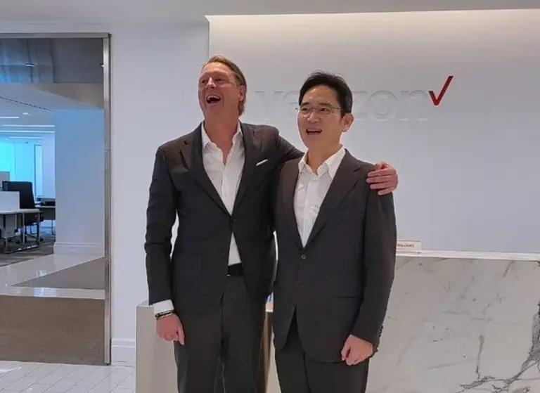 2021년 11월 이재용 당시 삼성전자 부회장이 버라이즌 본사를 방문해 한스 베스트베리 CEO와 기념촬영하는 모습.