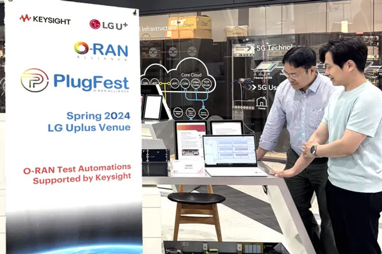 LG유플러스 마곡사옥에서 키사이트 직원들이 오픈랜 시험 자동화 기능을 실증하고 있는 모습.