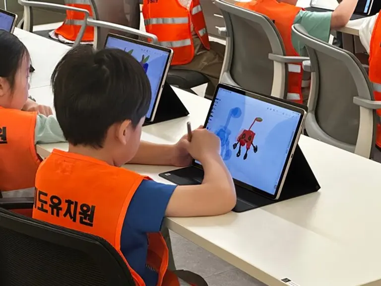 삼성스토어 강서점에서 유치원생들이 갤럭시 탭을 활용해 디지털 사생대회에 참여하고 있다. 