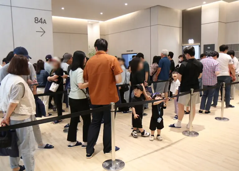 오산세교 한신더휴 견본주택을 찾은 사람들로이 길게 대기줄을 형성했다. (사진. 한신공영)