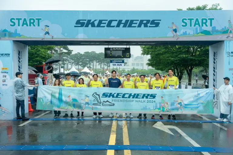 사진1: 배우 유지태를 중심으로 10km 출발 전 외치는 파이팅 (사진 제공: 스케쳐스)