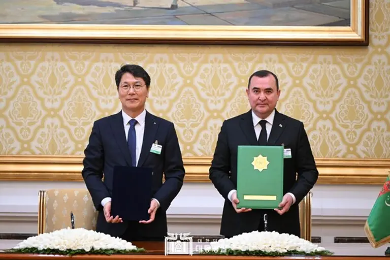 투르크메니스탄 아쉬하바트 오구즈칸 대통령궁에서 진행된 현대ENG-투르크멘가스 間 기본합의서 체결식에 참석한 홍현성 현대엔지니어링 대표이사(왼쪽)와 막삿 바바예프 투르크멘가스 회장이 기념촬영을 하고 있다. (사진. 대한민국 대통령실)