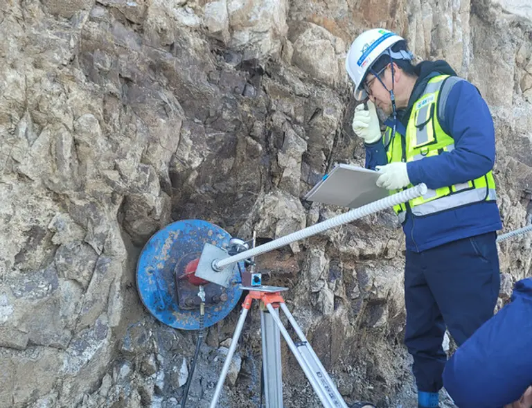 제로넥스트머터리얼즈가 개발, 출시한 몰탈 그라우트를 GS건설 인프라 현장에서 실증 실험을 하고 있는 모습 (사진. GS건설)