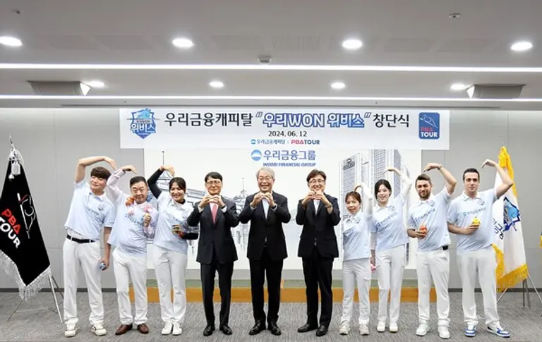 우리금융캐피탈이 지난 12일 서울 중구 우리은행 본점에서 프로당구팀 우리WON위비스를 창단했다. 왼쪽 3번째부터 스롱 피아비 선수, 우리금융캐피탈 정연기 대표이사, 우리금융그룹 임종룡 회장, 프로당구협회 장상진 부총재, 소속 선수들이다. [출처: 우리금융그룹]