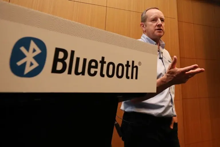  블루투스 SIG 척 사빈 마켓부문 이사가 미디어 간담회에서 오라캐스트 브로드캐스트를 소개하고 있다.