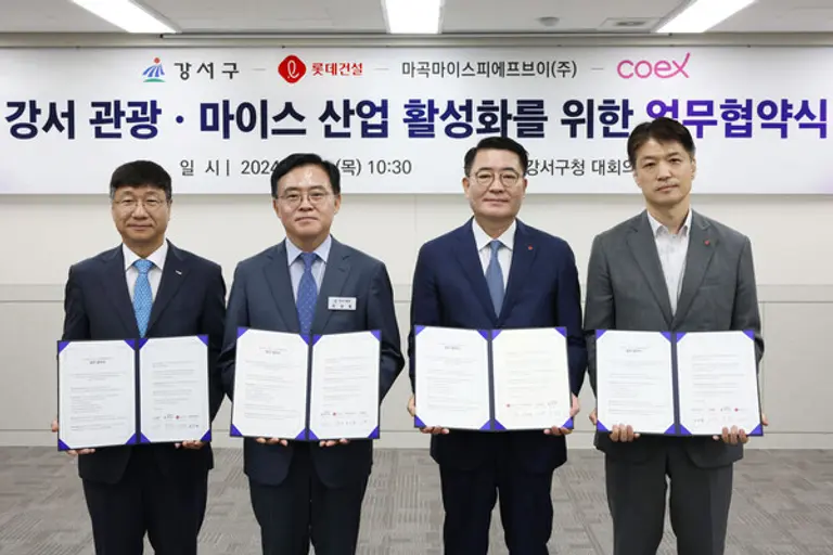 13일 강서구 대회의실에서 진행된 강서 관광마이스 산업 활성화를 위한 업무협약식을 진행했다. (왼쪽부터) 이동기 코엑스 대표이사, 진교훈 서울 강서구청장, 이부용 롯데건설 주택사업본부장, 성무진 마곡마이스피에프브이 대표이사. (사진제공. 롯데건설)