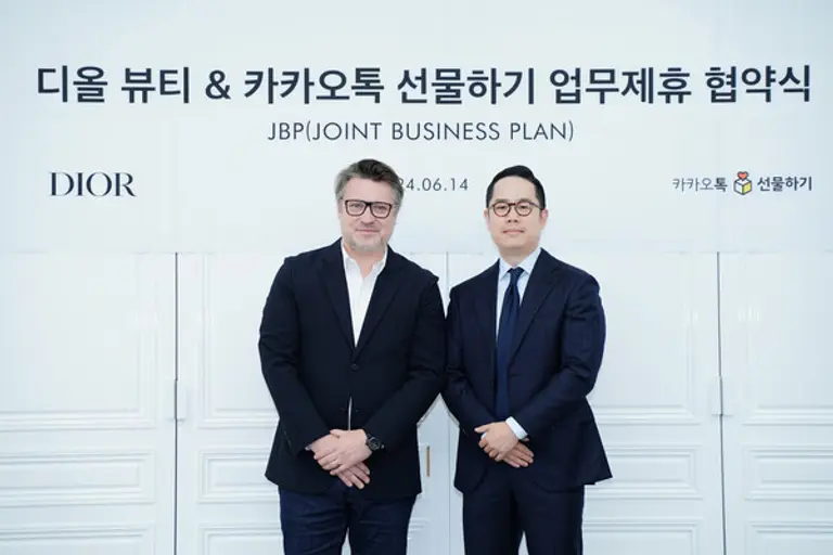 전성준 카카오 커머스 총괄리더(오른쪽)와 베르나르 부이시에르 크리스챤 디올 뷰티 코리아 대표.