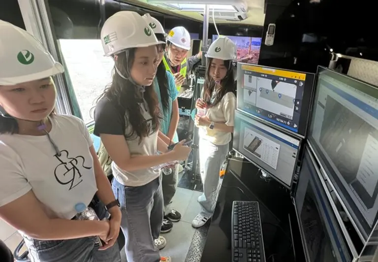 한양대학교 건설환경공학부 학생들이 건설장비 무인화 기술 실증사업을 진행하고 있는 일산테크노밸리 건설현장을 견학하고 있다. (사진제공. 대보그룹)