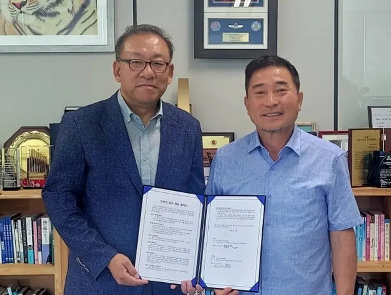 박준동 케이온네트워크 대표이사(사진 왼쪽)와 남민우 다산네트웍스 대표이사 회장(사진 오른쪽)은 17일 MHN 장비 양산 및 유/무선 장비 공동개발에 협력키로 하고 양해각서를 체결했다. (케이온네트워크 제공)