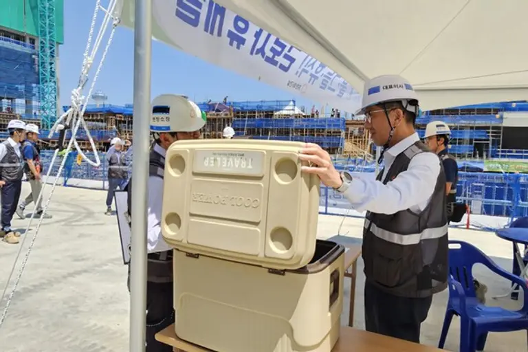 김승모 대표이사가 부산 오시리아 메디타운 공사현장에서 임직원들과 함께 여름철 폭염과 장마 대비 안전점검을 하고 있다. (사진. 한화 건설)