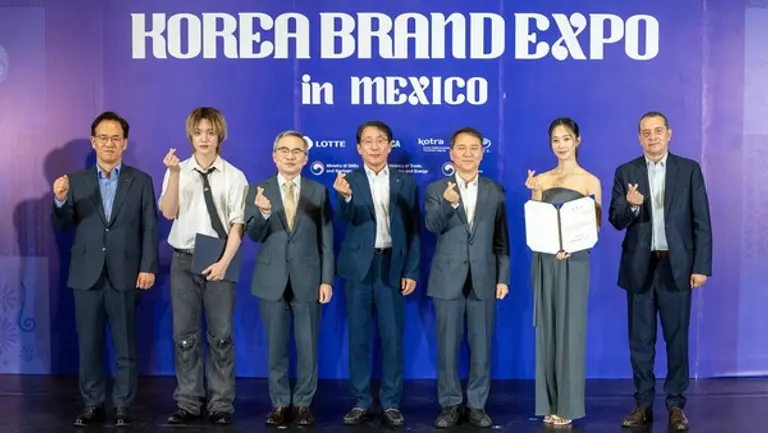 왼쪽부터 김상순 KOTRA 중남미지역본부장, 노매드 도의, 허태완 주멕시코 대한민국 대사관 대사, 김재겸 롯데홈쇼핑 대표, 김영환 대중소기업농어업협력재단 사무총장, 소녀시대 유리, 움베르토 에스케다 라모스 멕시코 대외무역투자기술 위원회 대표