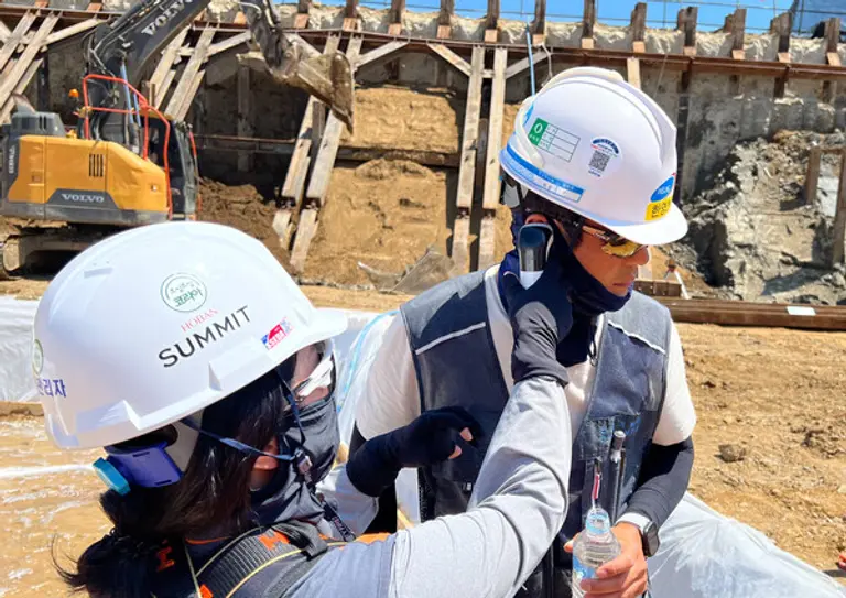 1호반건설 건설현장에서 근로자의 체열을 재고 있다. (사진제공. 호반건설)