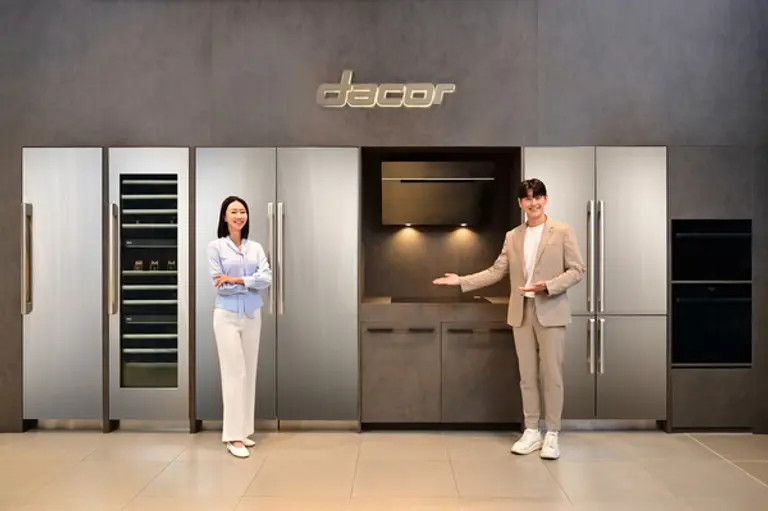 삼성전자 모델이 삼성스토어 신세계 강남점에서 럭셔리 빌트인 가전 브랜드 